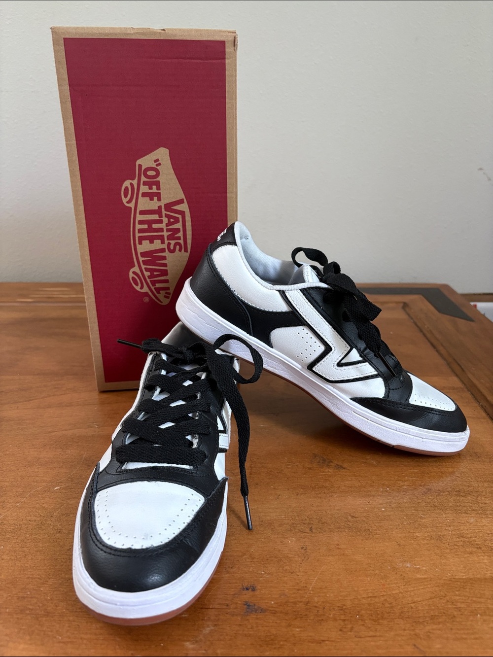 Vans Lowland Comfy Cush Leather Black and White Low-Top Skate Sneakers Size 7.5